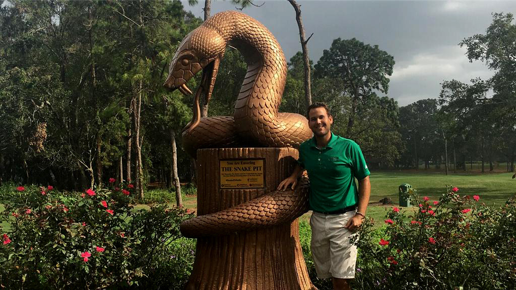 Foto de Alberto con una estatua de serpiente en Innisbrook