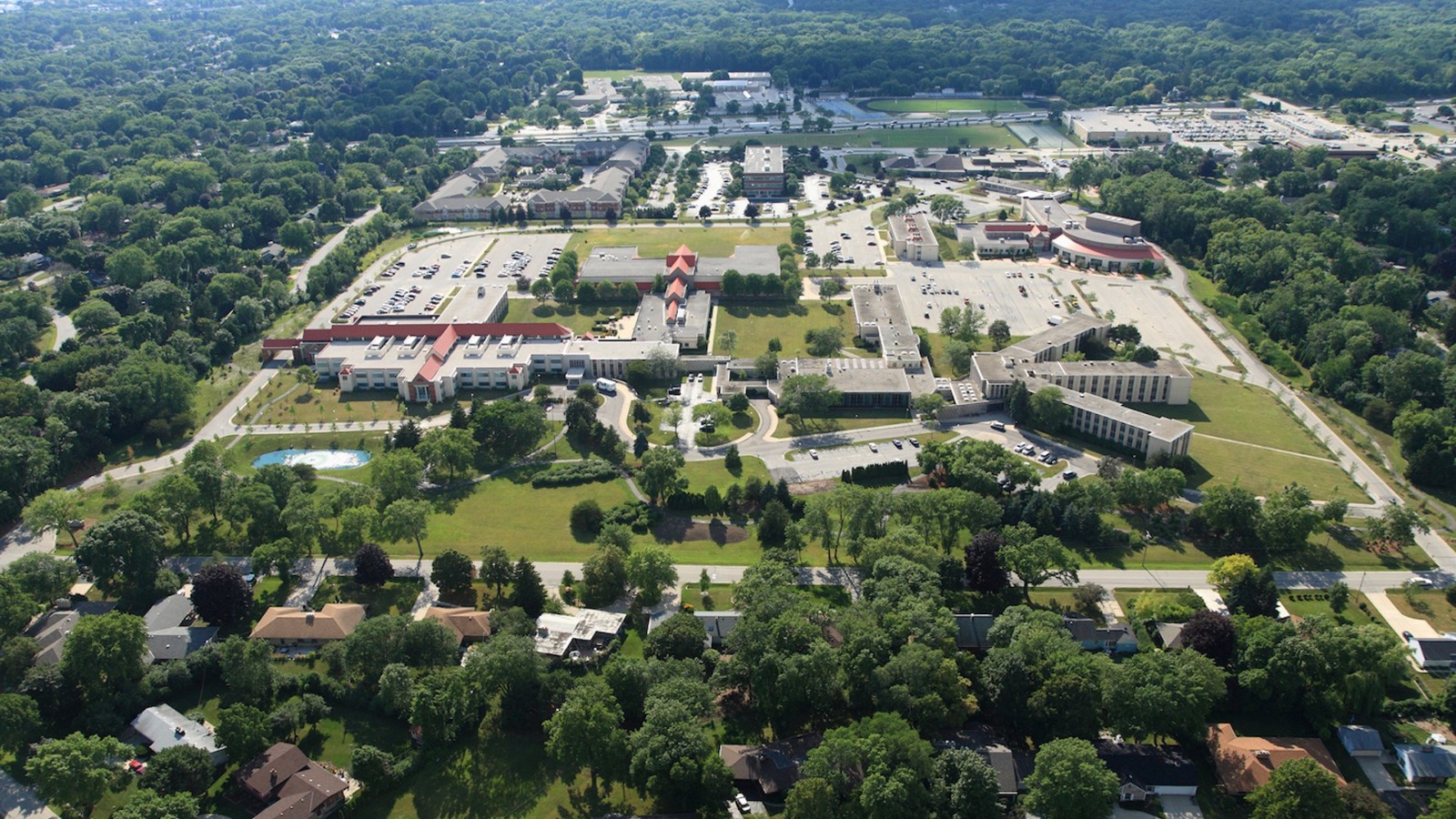 Campus de Cardinal Stritch University con vista desde el cielo. 