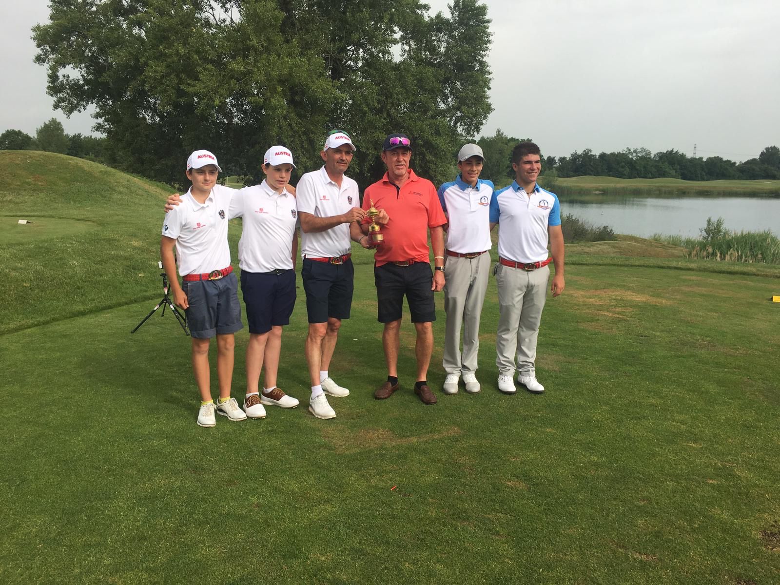 Carles Calvo junto a su equipo en campo de golf 